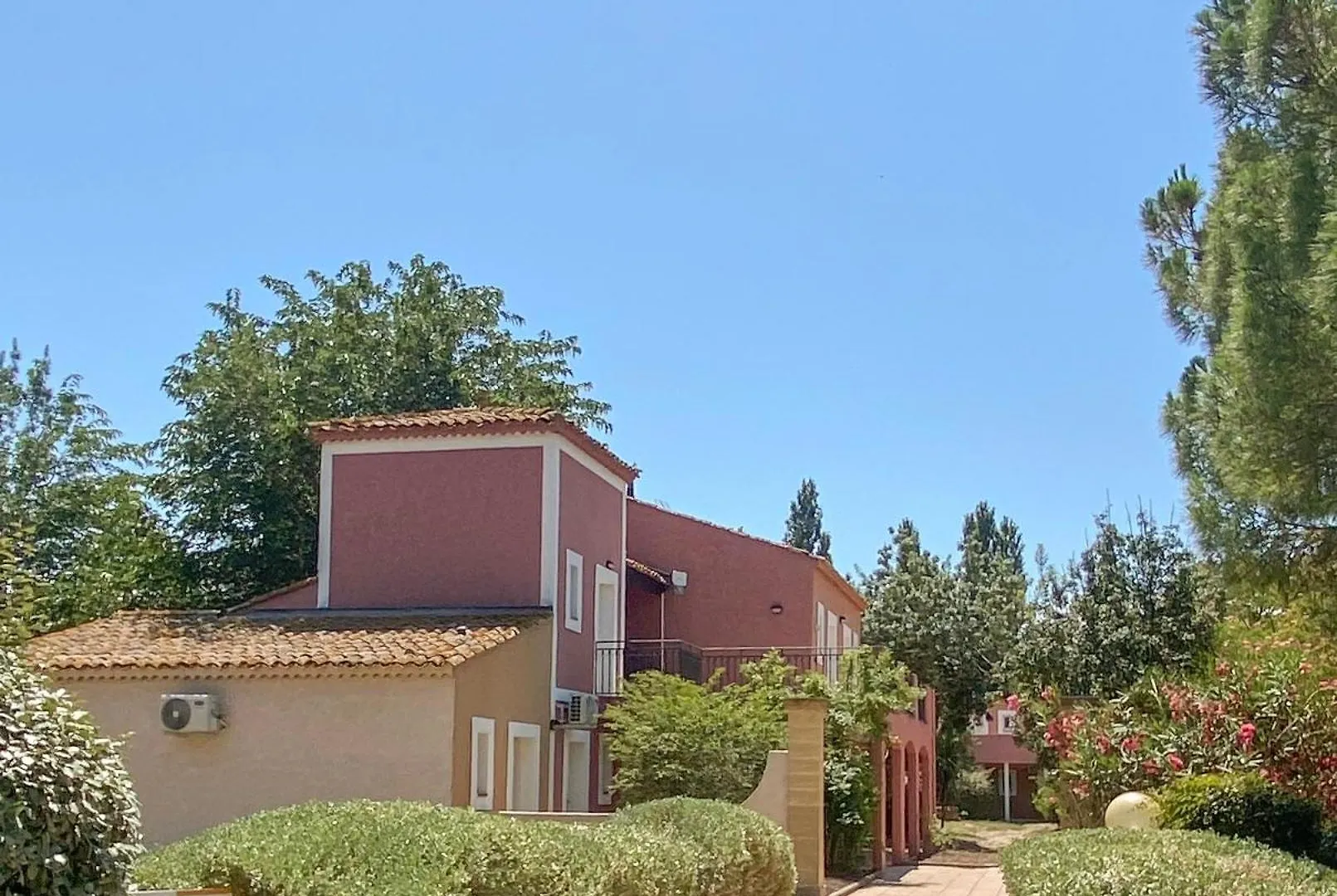 Joli Appartement 27M2 Oasis Provencale En Village Vacances En Camargue Arles